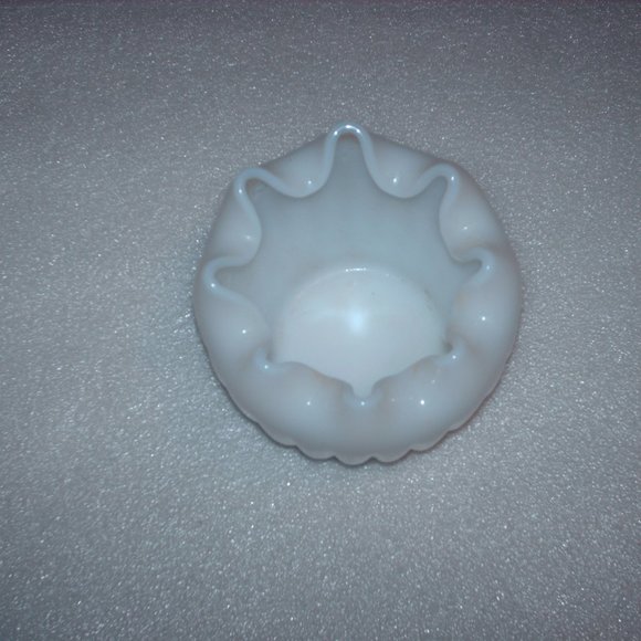Vintage milk glass vase with fluted rim - Picture 3 of 9